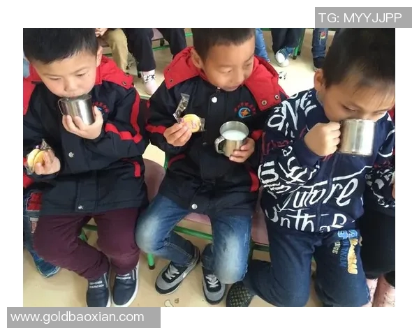 足球明星哥哥携手妹妹共度快乐时光展现亲情与运动魅力